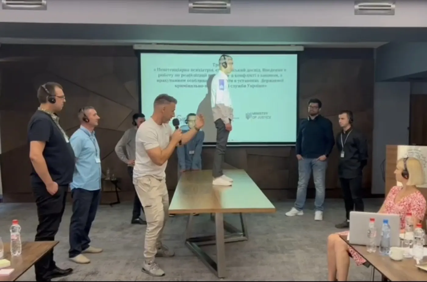 Maikel tijdens een internationale training, deelnemers rond een tafel